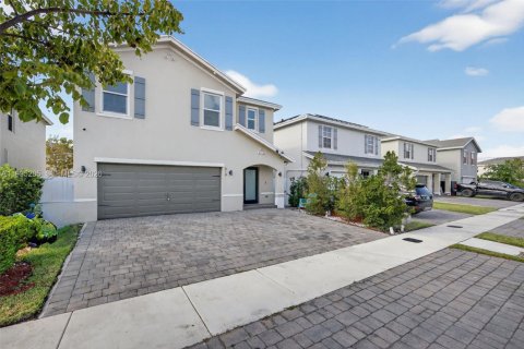 House in Florida City, Florida 5 bedrooms, 239.69 sq.m. № 2062751 - photo 2