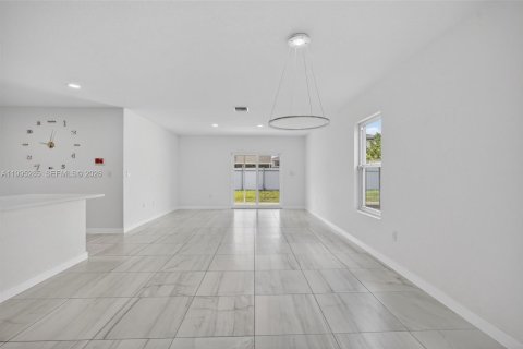 House in Florida City, Florida 5 bedrooms, 239.69 sq.m. № 2062751 - photo 7