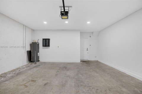 House in Florida City, Florida 5 bedrooms, 239.69 sq.m. № 2062751 - photo 24