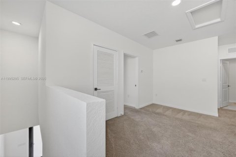 House in Florida City, Florida 5 bedrooms, 239.69 sq.m. № 2062751 - photo 25