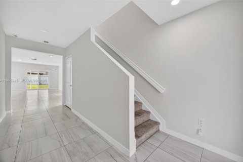 House in Florida City, Florida 5 bedrooms, 239.69 sq.m. № 2062751 - photo 6