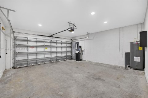 House in Florida City, Florida 5 bedrooms, 239.69 sq.m. № 2062751 - photo 23