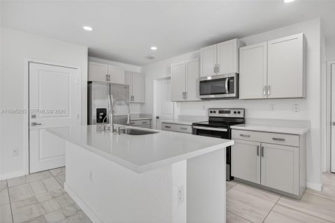 House in Florida City, Florida 5 bedrooms, 239.69 sq.m. № 2062751 - photo 14