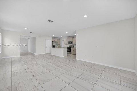 House in Florida City, Florida 5 bedrooms, 239.69 sq.m. № 2062751 - photo 13