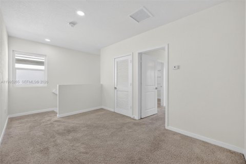 House in Florida City, Florida 5 bedrooms, 239.69 sq.m. № 2062751 - photo 27