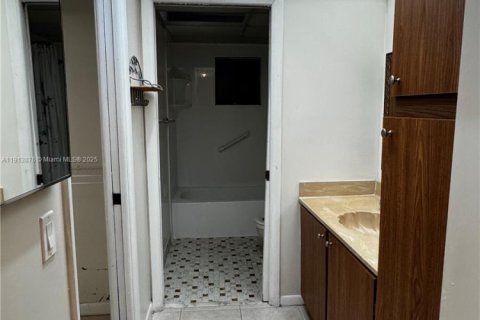 Condo in Miami, Florida, 1 bedroom  № 2035444 - photo 7