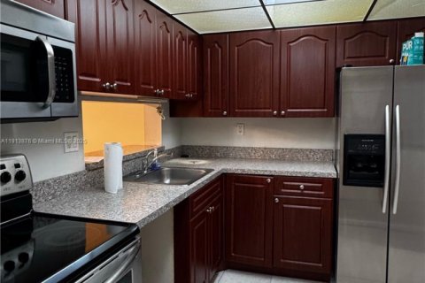 Condo in Miami, Florida, 1 bedroom  № 2035444 - photo 3