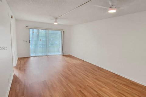 Copropriété à louer à Pembroke Pines, Floride: 2 chambres, 111.11 m2 № 1990667 - photo 4