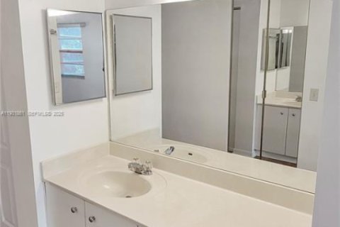 Copropriété à louer à Pembroke Pines, Floride: 2 chambres, 111.11 m2 № 1990667 - photo 2