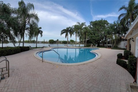 Casa en venta en Pembroke Pines, Florida, 3 dormitorios, 155.61 m2 № 1171414 - foto 1