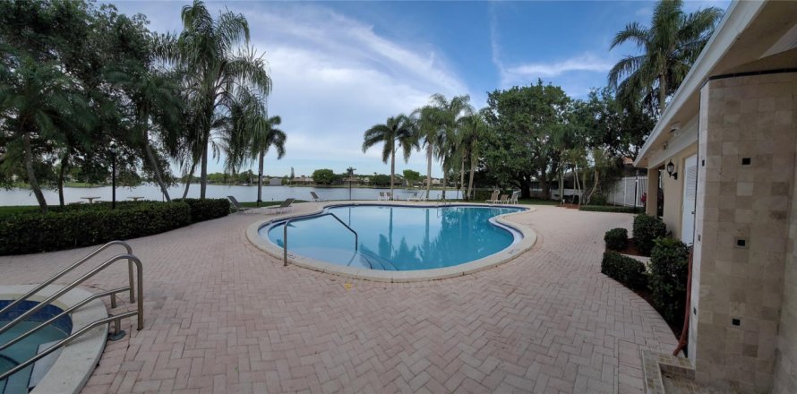 Casa en Pembroke Pines, Florida 3 dormitorios, 155.61 m2 № 1171414