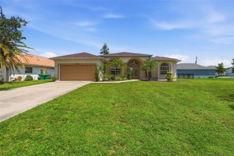House in Punta Gorda, Florida 3 bedrooms, 174.38 sq.m. № 2360393