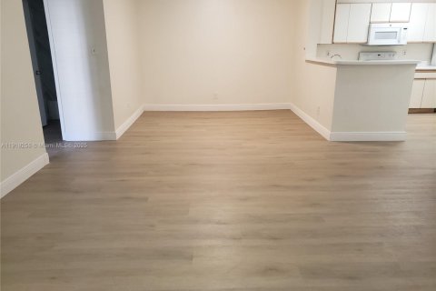 Condominio en alquiler en Coral Springs, Florida, 3 dormitorios, 121.24 m2 № 1974181 - foto 2