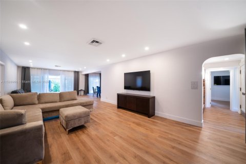 Снять в аренду виллу или дом в Холливуд, Флорида 3 спальни, 222.5м2, № 1977642 - фото 13