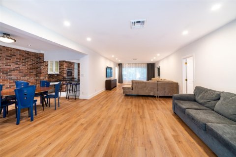 Снять в аренду виллу или дом в Холливуд, Флорида 3 спальни, 222.5м2, № 1977642 - фото 12