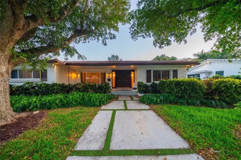 Снять в аренду виллу или дом в Холливуд, Флорида 3 спальни, 222.5м2, № 1977642 - фото 1