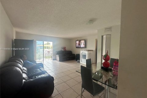 Copropriété à louer à Hialeah, Floride: 2 chambres, 87.61 m2 № 1964660 - photo 8
