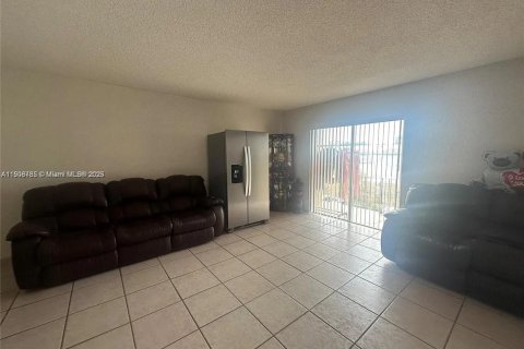 Copropriété à louer à Hialeah, Floride: 2 chambres, 87.61 m2 № 1964660 - photo 14