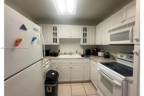 Copropriété à louer à Hialeah, Floride: 2 chambres, 87.61 m2 № 1964660 - photo 12