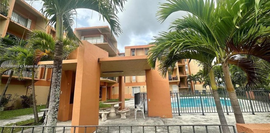 Condo à Hialeah, Floride, 2 chambres  № 1964660