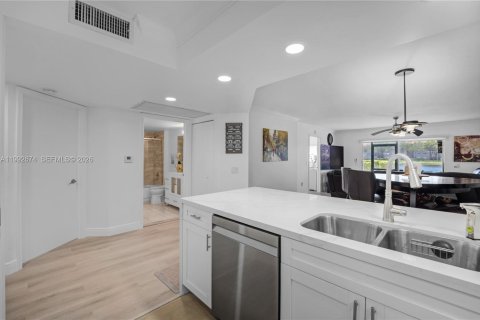 Condominio en venta en Pembroke Pines, Florida, 2 dormitorios, 112.13 m2 № 2057044 - foto 2