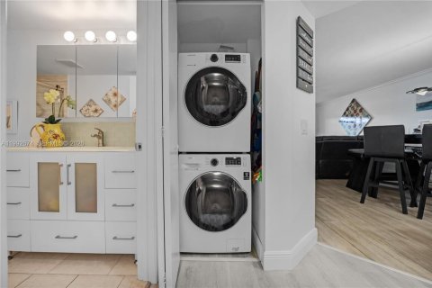 Condominio en venta en Pembroke Pines, Florida, 2 dormitorios, 112.13 m2 № 2057044 - foto 9