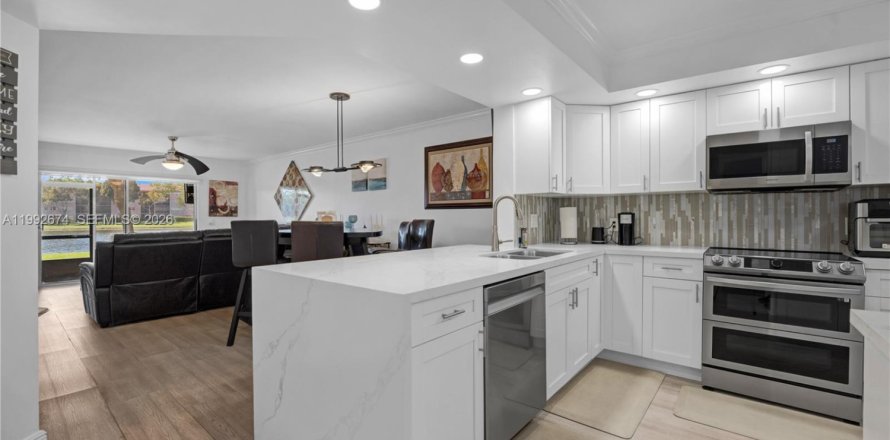 Condominio en Pembroke Pines, Florida, 2 dormitorios  № 2057044