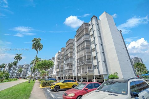 Copropriété à vendre à Hallandale Beach, Floride: 1 chambre, 78.97 m2 № 2089415 - photo 7