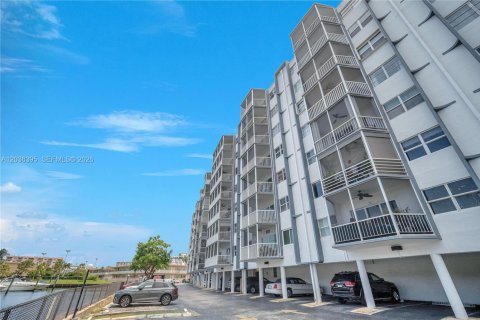 Copropriété à vendre à Hallandale Beach, Floride: 1 chambre, 78.97 m2 № 2089415 - photo 6