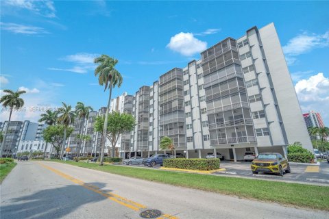Copropriété à vendre à Hallandale Beach, Floride: 1 chambre, 78.97 m2 № 2089415 - photo 8