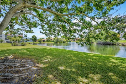 Condo in Weston, Florida, 2 bedrooms  № 1799446 - photo 1