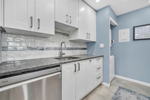 Condo in Weston, Florida, 2 bedrooms  № 1799446 - photo 9