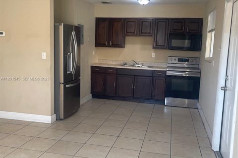 House in Opa-locka, Florida 2 bedrooms, 72 sq.m. № 1993984 - photo 3