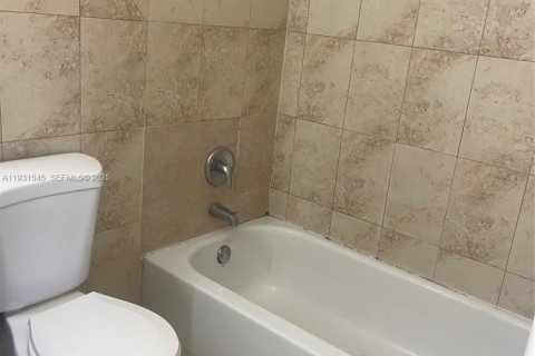 House in Opa-locka, Florida 2 bedrooms, 72 sq.m. № 1993984 - photo 4