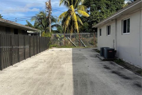 House in Opa-locka, Florida 2 bedrooms, 72 sq.m. № 1993984 - photo 8