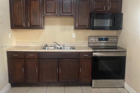 House in Opa-locka, Florida 2 bedrooms, 72 sq.m. № 1993984 - photo 2