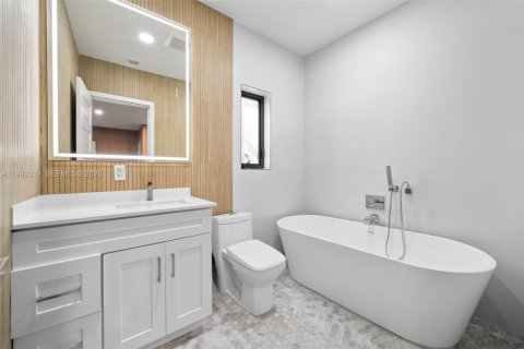 Casa en venta en Coral Gables, Florida, 4 dormitorios, 303.51 m2 № 2056597 - foto 24