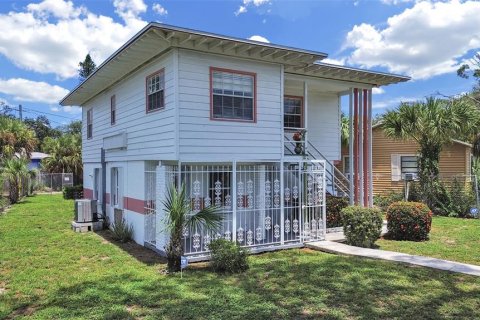 House in Saint Petersburg, Florida 3 bedrooms, 128.86 sq.m. № 2289509
