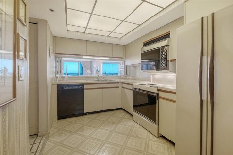 Condo in Sarasota, Florida, 2 bedrooms  № 2108329 - photo 11