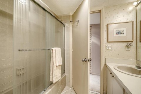 Condo in Sarasota, Florida, 2 bedrooms  № 2108329 - photo 19