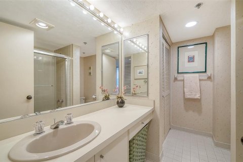 Condo in Sarasota, Florida, 2 bedrooms  № 2108329 - photo 18