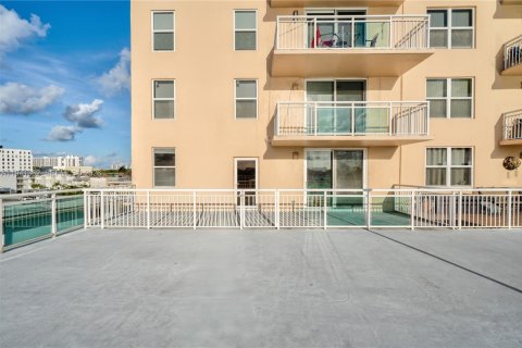 Купить кондоминиум в Халландейл-Бич, Флорида 2 спальни, 106.74м2, № 1998578 - фото 24