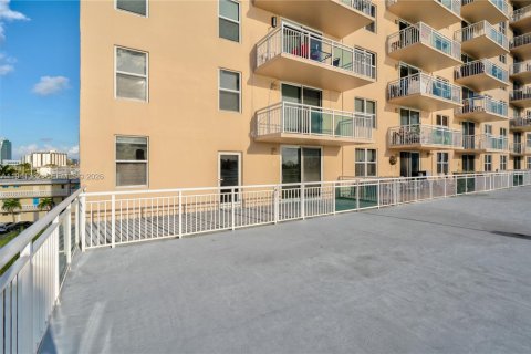 Купить кондоминиум в Халландейл-Бич, Флорида 2 спальни, 106.74м2, № 1998578 - фото 20