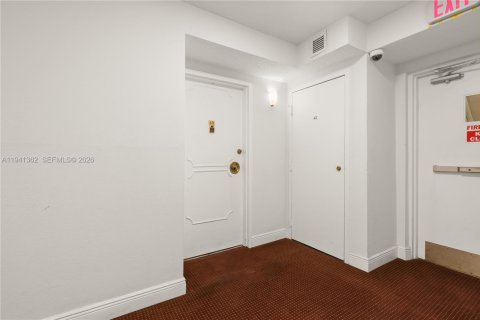 Купить кондоминиум в Халландейл-Бич, Флорида 2 спальни, 106.74м2, № 1998578 - фото 2