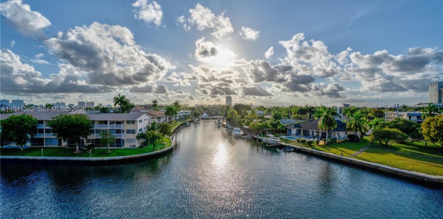 Кондоминиум с 2 спальнями в Халландейл-Бич, Флорида № 1998578