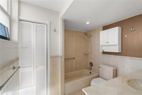 Купить кондоминиум в Халландейл-Бич, Флорида 2 спальни, 106.74м2, № 1998578 - фото 17