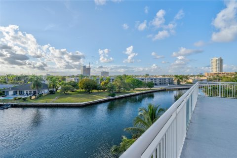 Купить кондоминиум в Халландейл-Бич, Флорида 2 спальни, 106.74м2, № 1998578 - фото 22