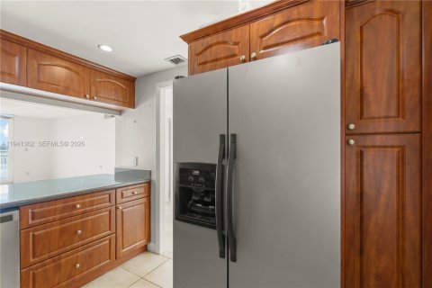 Купить кондоминиум в Халландейл-Бич, Флорида 2 спальни, 106.74м2, № 1998578 - фото 4