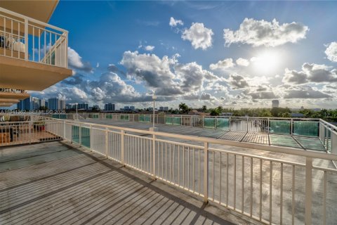 Купить кондоминиум в Халландейл-Бич, Флорида 2 спальни, 106.74м2, № 1998578 - фото 21