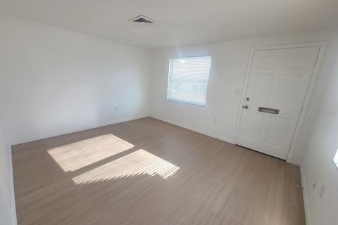 House in New Port Richey, Florida 1 bedroom, 50.17 sq.m. № 2221801 - photo 2